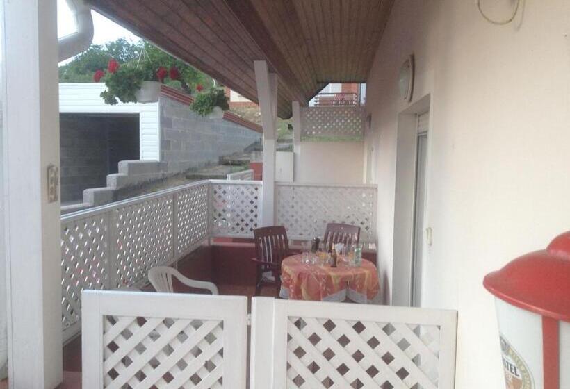 חדר סטנדרט לשלושה, Pannon Panzió Restaurant