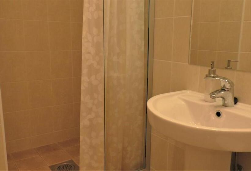 اتاق استاندارد سه نفره, Nuustaku Villa