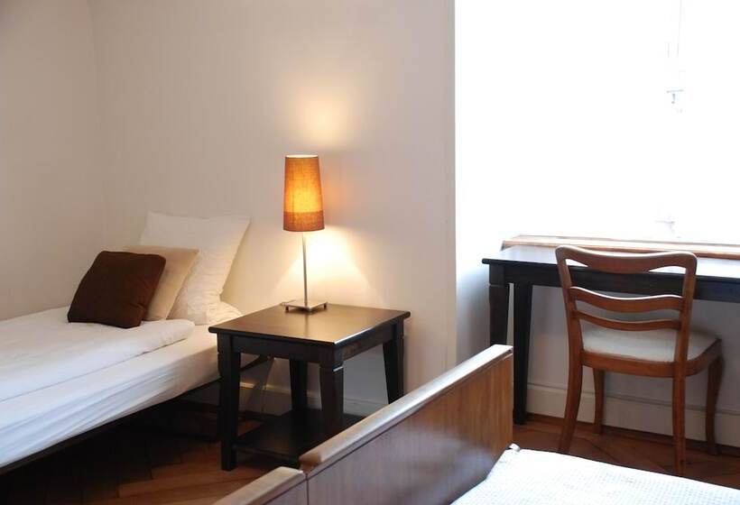 חדר סטנדרט לשלושה עם חדר אמבטיה משוף, The Bed + Breakfast