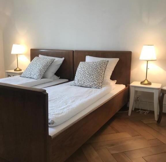 חדר סטנדרט לשלושה עם חדר אמבטיה משוף, The Bed + Breakfast