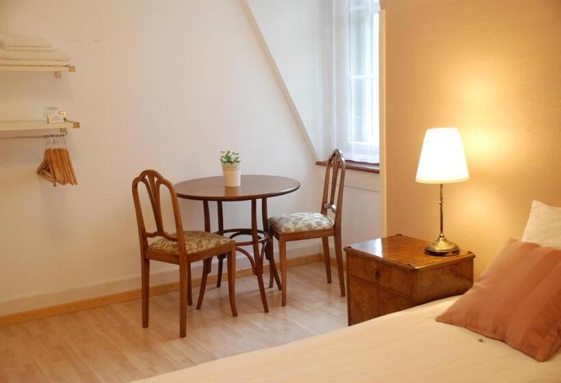 חדר סטנדרט חדר אמבטיה משותף, The Bed + Breakfast