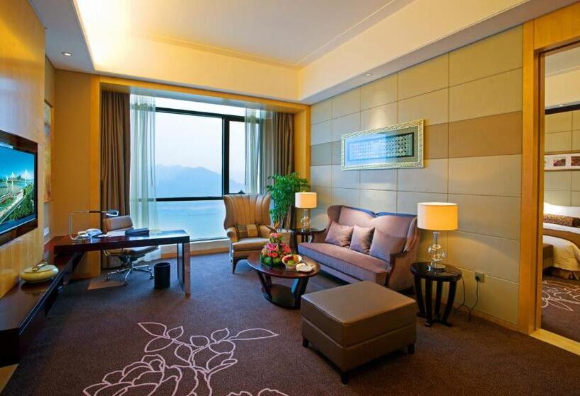 带河湖景观的套房, Crowne Plaza Yichang, An Ihg