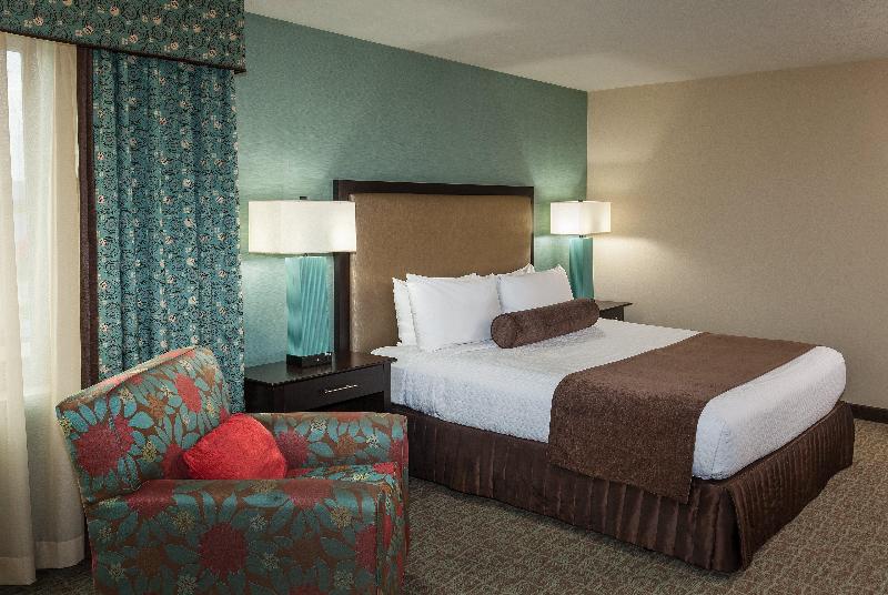 带大床的行政房间, Crowne Plaza Anchorage Midtown, An Ihg