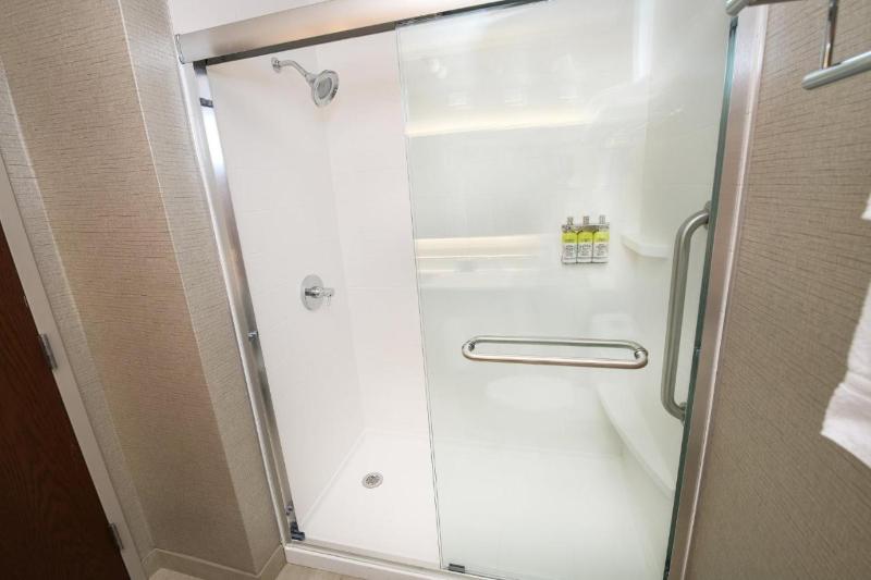 适合残疾人使用的标准间, Holiday Inn Express Hotel & Suites Grand Forks, An Ihg