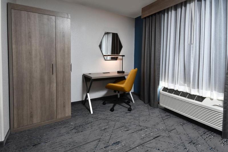 장애인을 위한 킹사이즈 침대 스탠다드 룸, Holiday Inn Express Richmond I 64 Short Pump Area, An Ihg