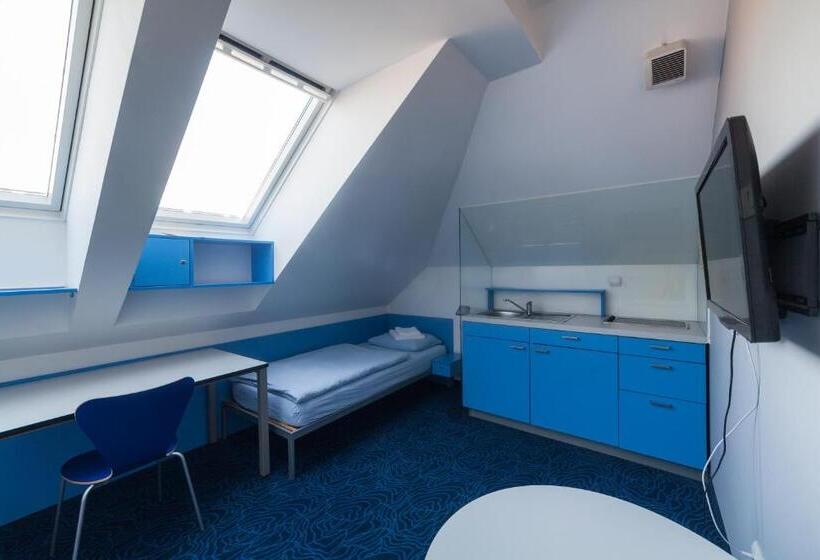 استودیوی استاندارد, Hostel Pekarna