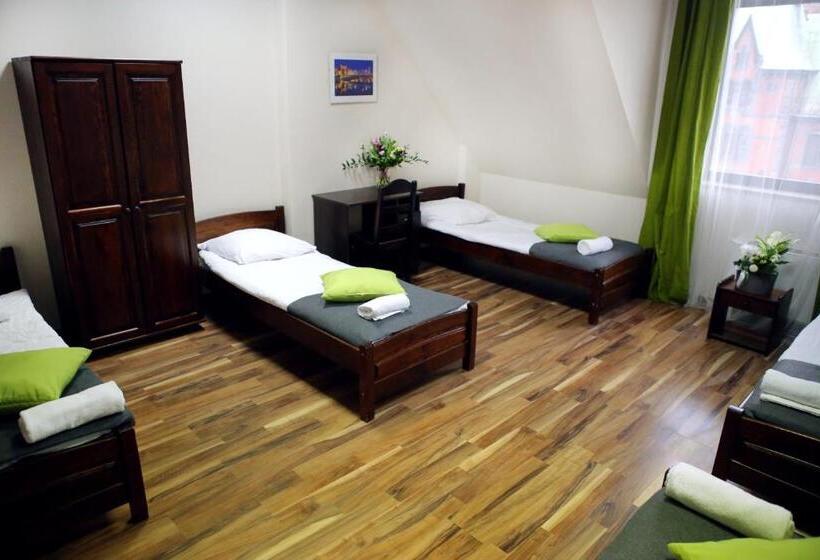 غرفة قياسية ثلاثية, Royal Hostel