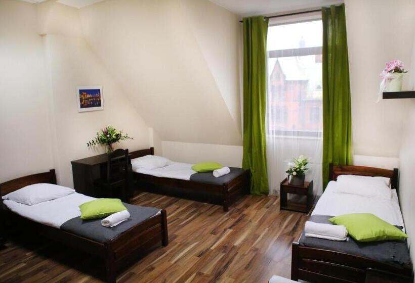 غرفة قياسية رباعية, Royal Hostel