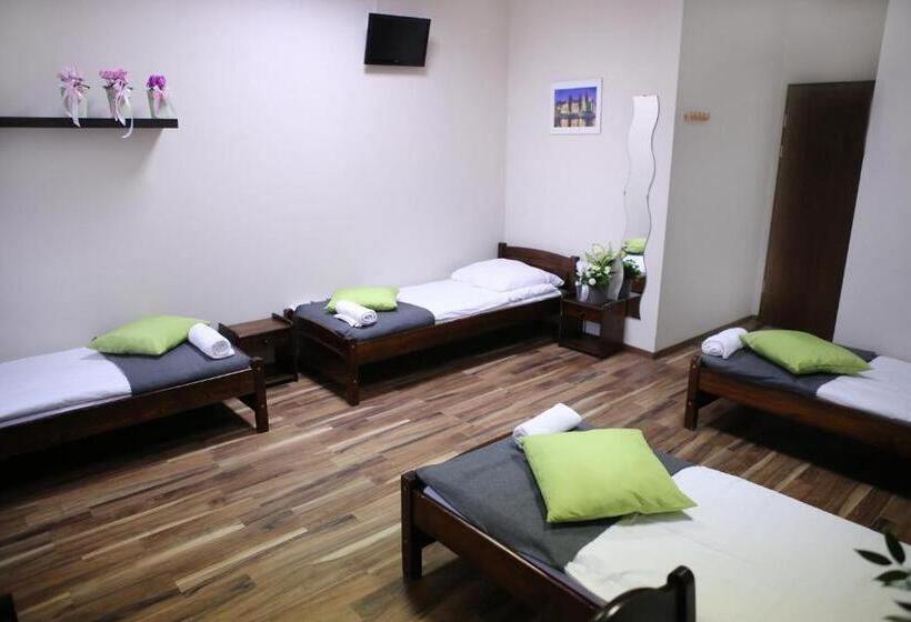 غرفة عادية خماسية, Royal Hostel