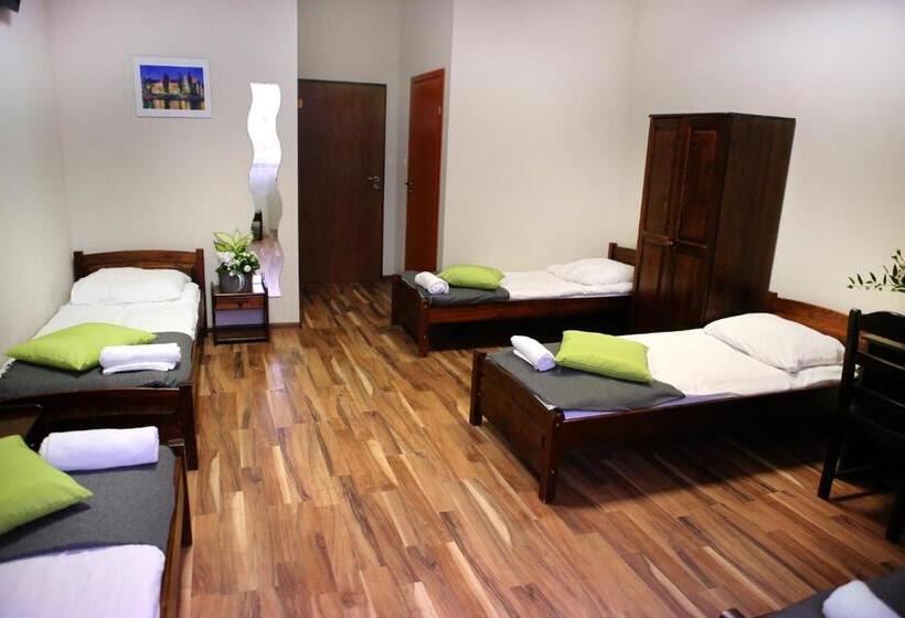 سرير فى غرفة مشتركه, Royal Hostel