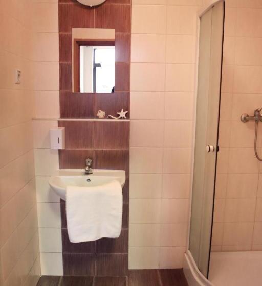 غرفة عادية خماسية, Royal Hostel