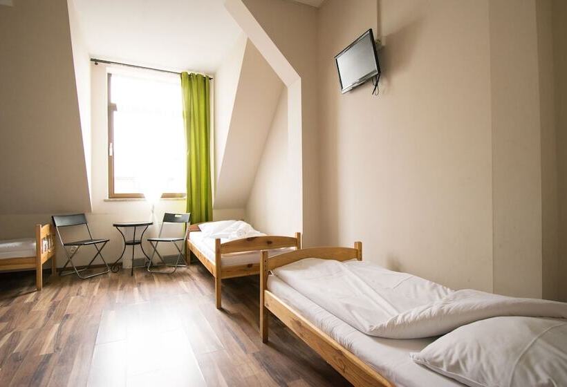 غرفة قياسية ثلاثية, Royal Hostel