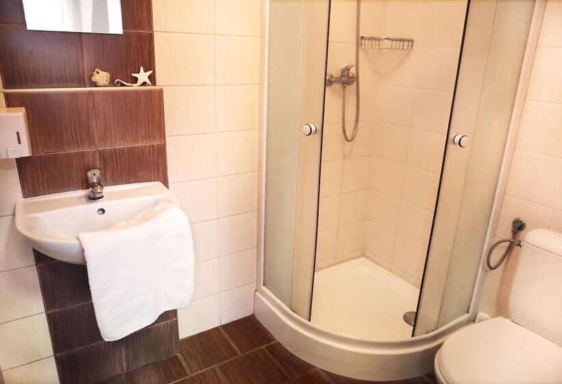 غرفة قياسية ثلاثية, Royal Hostel