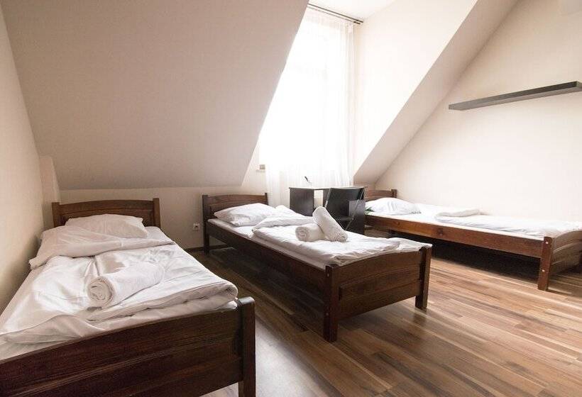 غرفة قياسية رباعية, Royal Hostel