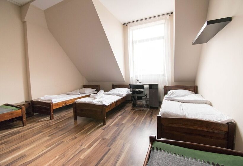 غرفة قياسية رباعية, Royal Hostel