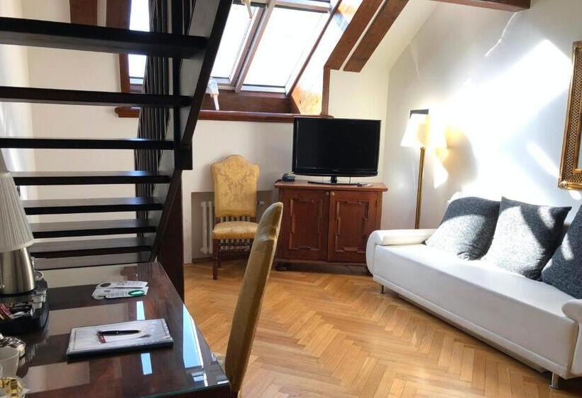 سوییت دوبلکس, Charles Bridge Palace