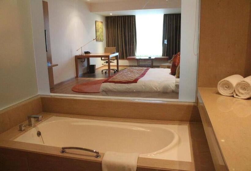 Номер Superior, Radisson Blu Plaza Hotel Hyderabad Banjara Hills