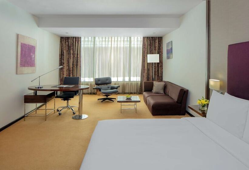 Номер бизнес-класса, Radisson Blu Plaza Hotel Hyderabad Banjara Hills