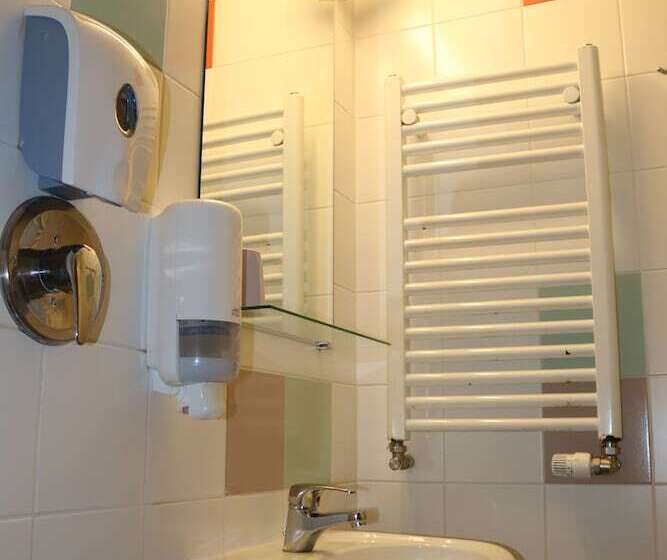 اتاق لوکس, Apple Economy Hotel