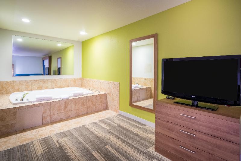 מיטת קינג בסוויטה, Holiday Inn Express & Suites Rocky Mount Smith Mountain Lake, An Ihg