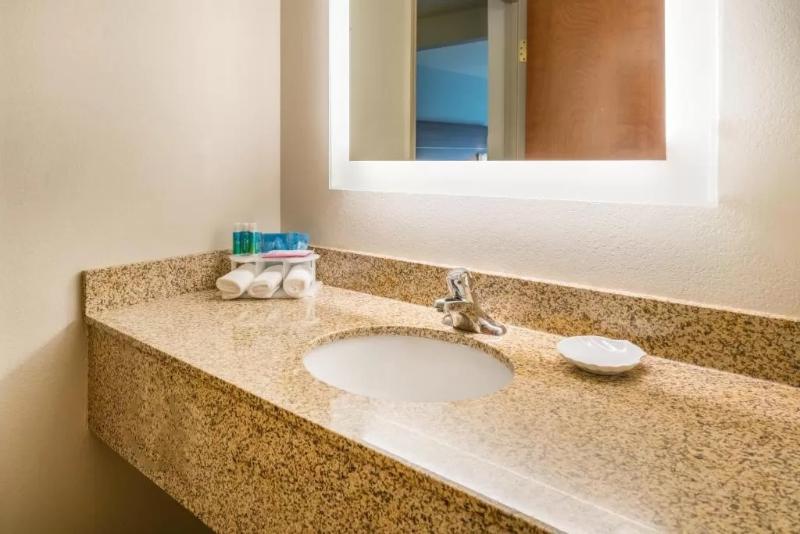 Люкс Адаптированный для Инвалидов, Holiday Inn Express & Suites Rocky Mount Smith Mountain Lake, An Ihg