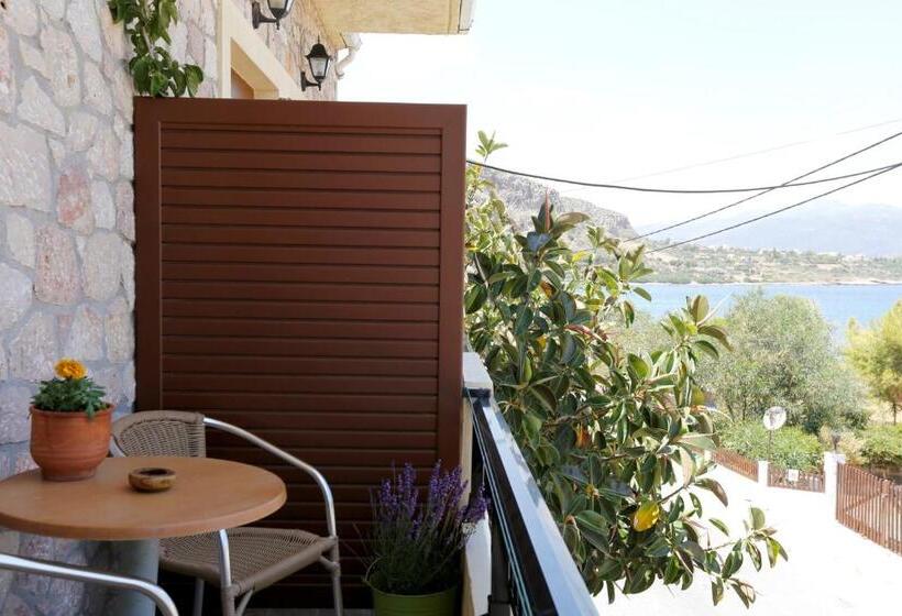 Студио Базик, Mpalkoni Sti Monemvasia