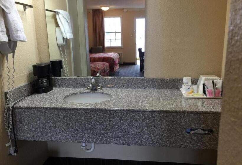 带2个双人床的标准工作室, Knights Inn Greenville