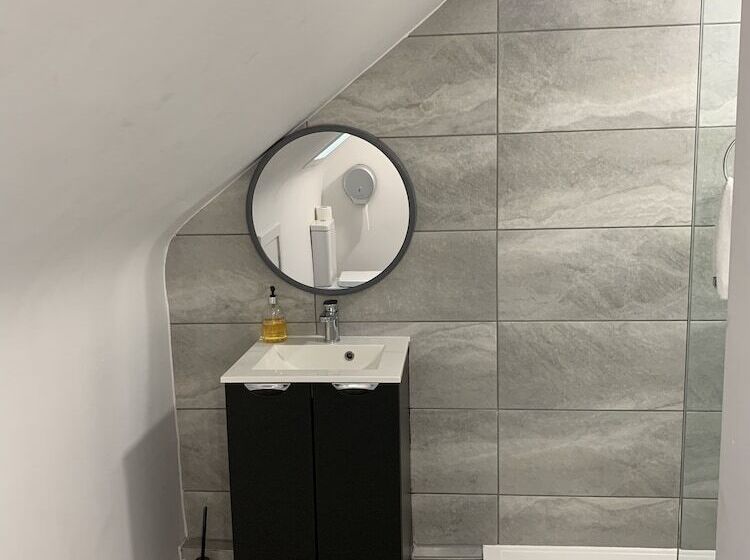 Standard Triple Room Shared Bathroom, Bide Collective