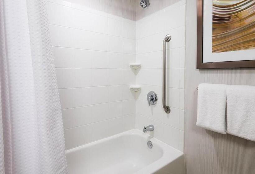 带大床的标准间, Courtyard By Marriott Providence Lincoln