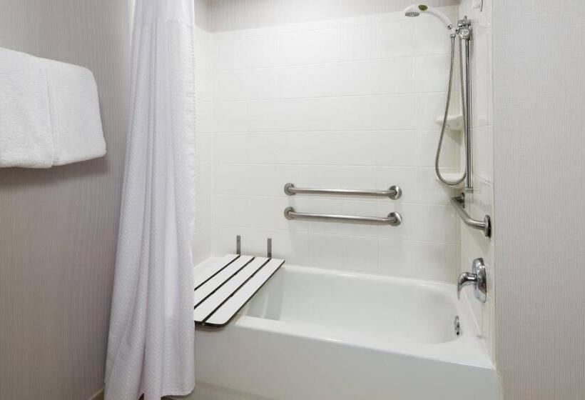 适合残疾人士使用的带超级大床的标准间, Courtyard By Marriott Providence Lincoln