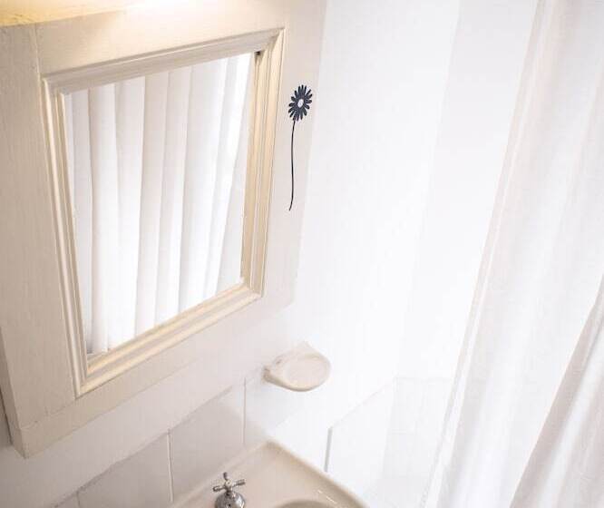 اتاق استاندارد با سرویس بهداشتی مشترک, Ba Stop Hotel House
