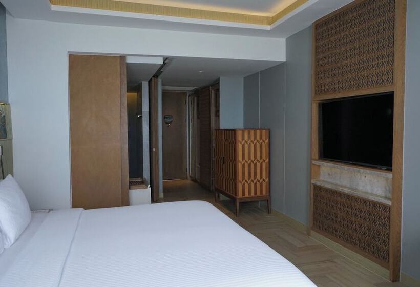 Номер Deluxe Вид на Море с Балконом, Pullman Lombok Merujani Mandalika Beach Resort