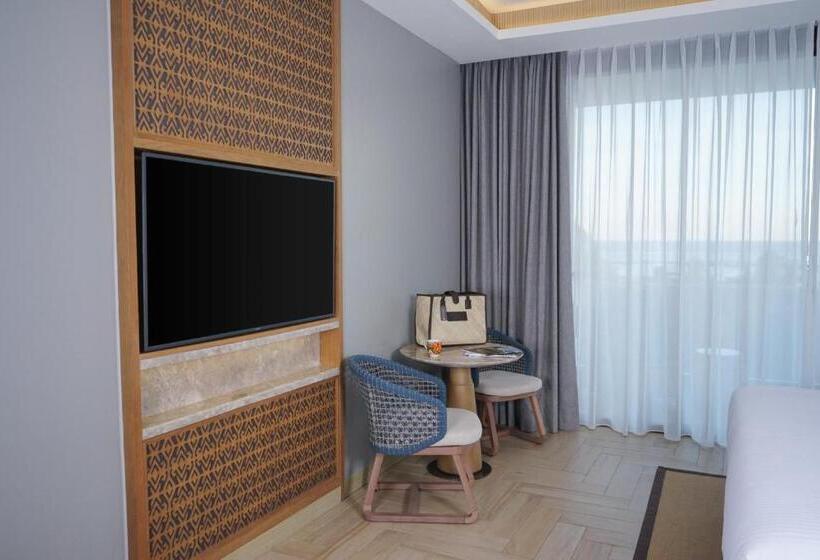 Номер Deluxe Вид на Море с Балконом, Pullman Lombok Merujani Mandalika Beach Resort