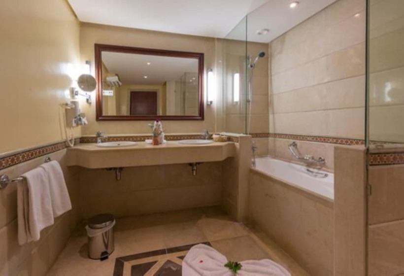 اتاق استاندارد یک نفره با چشم‌انداز دریا, Regency Hotel & Spa