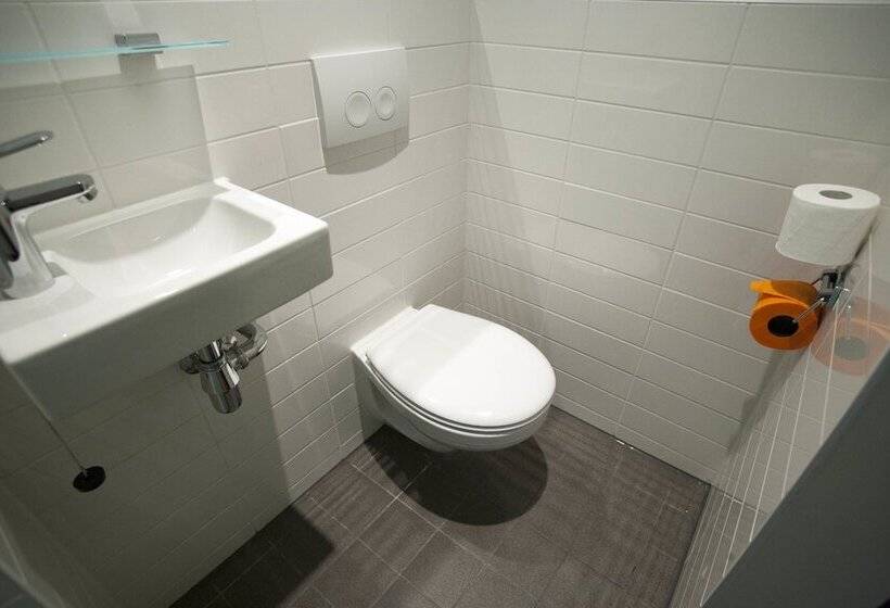 Quarto Triplo Estandar, Easyhotel Rotterdam City Centre