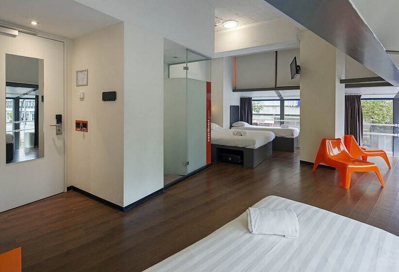 Standard Quadruple Room, Easyhotel Rotterdam City Centre