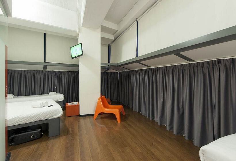 Standard Quadruple Room, Easyhotel Rotterdam City Centre