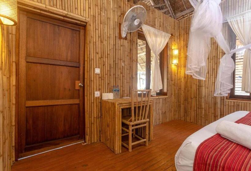 بنجلو قياسى, Absolute Beachfront Resort
