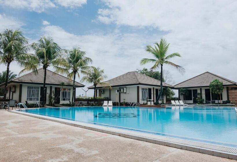 Бунгало с видом на бассейн, Comforta Hotel Tanjung Pinang