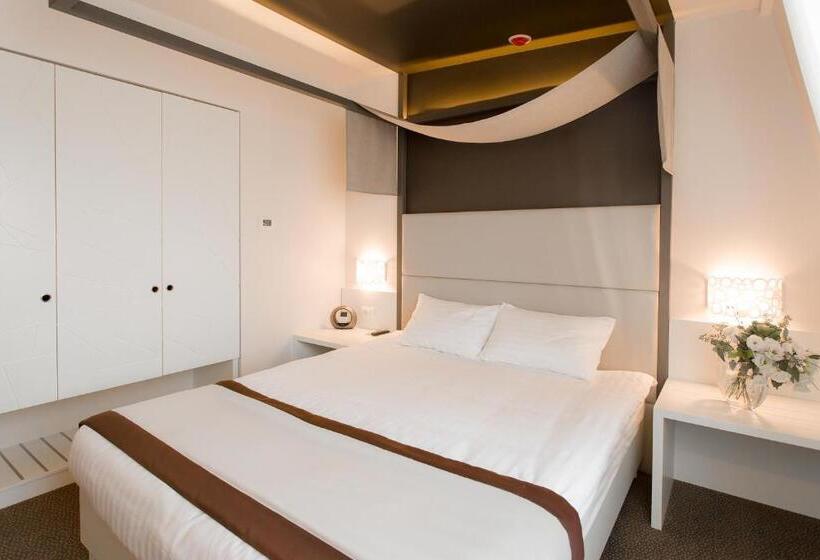 Quarto Estandar, Uno Design