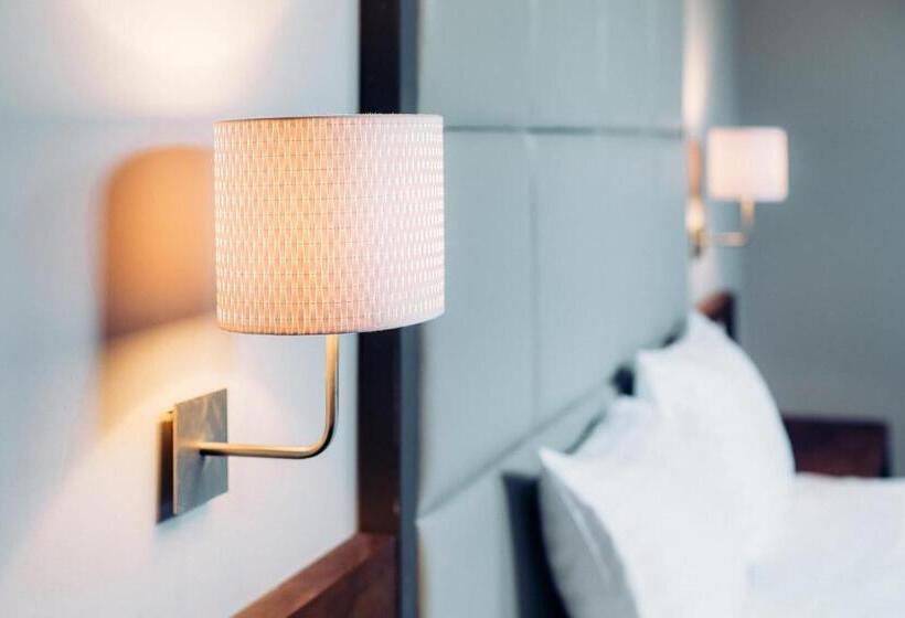 Quarto Estandar, Uno Design