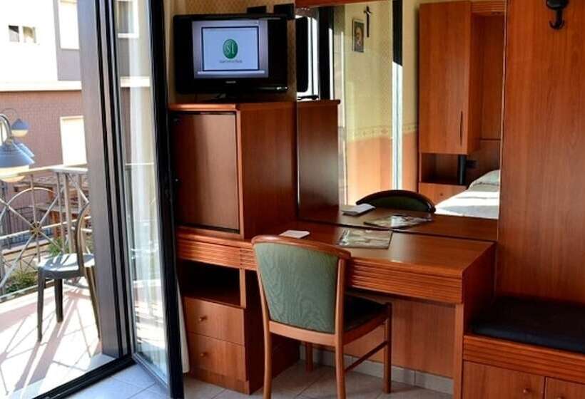 Economy Triple Room, Colonne
