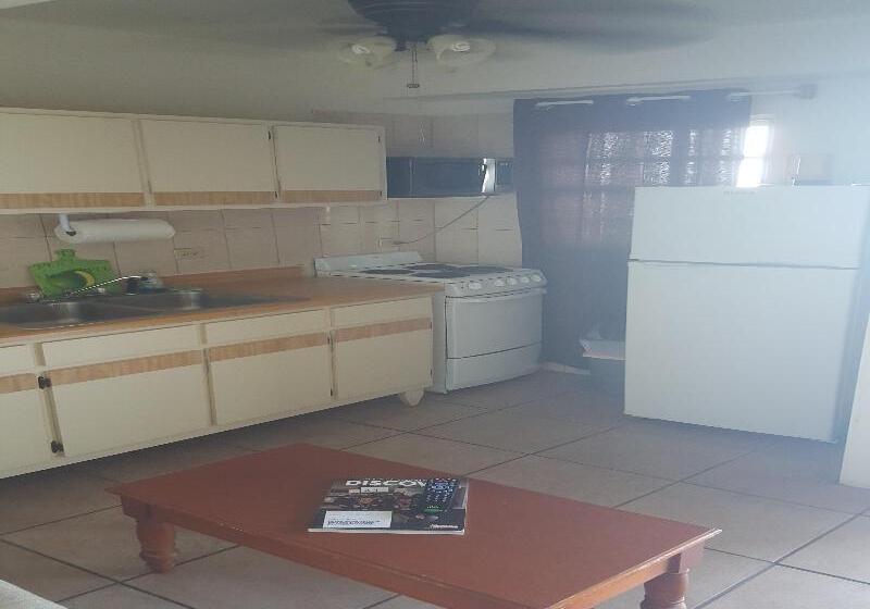 استودیوی استاندارد, Sunset Gardens Guesthouse