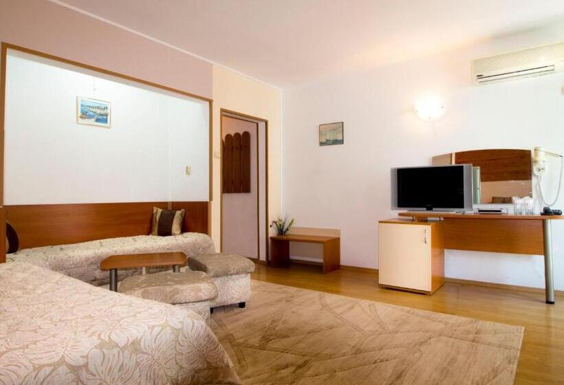 Полулюкс с Балконом, Family Hotel Venera