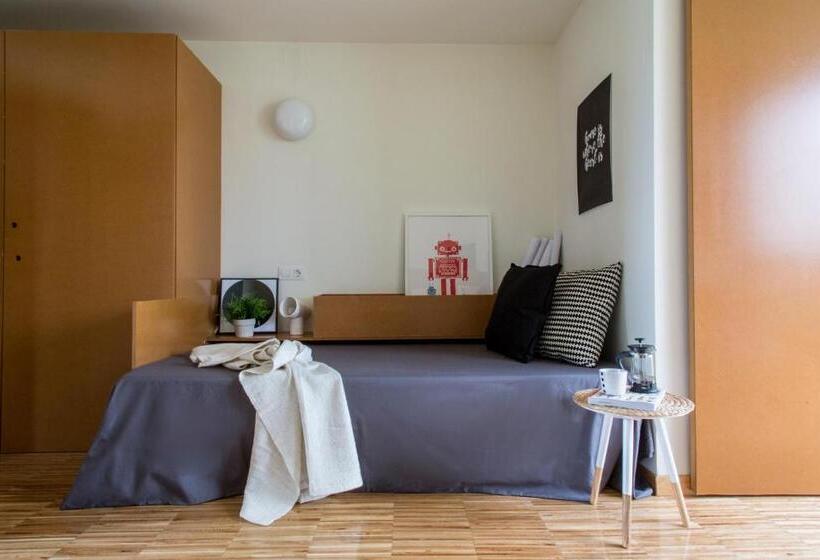 إستوديو قياسى, Residencia Universitaria O Castro