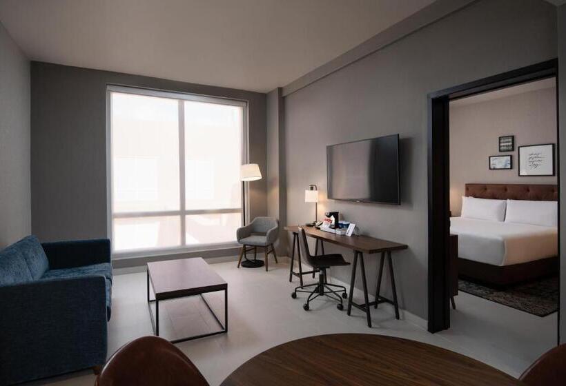 带大床的套房, Four Points By Sheraton