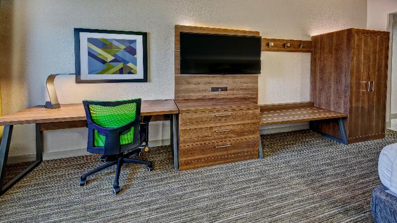 适合残疾人士使用的带超级大床的标准间, Holiday Inn Express & Suites Crossville, An Ihg
