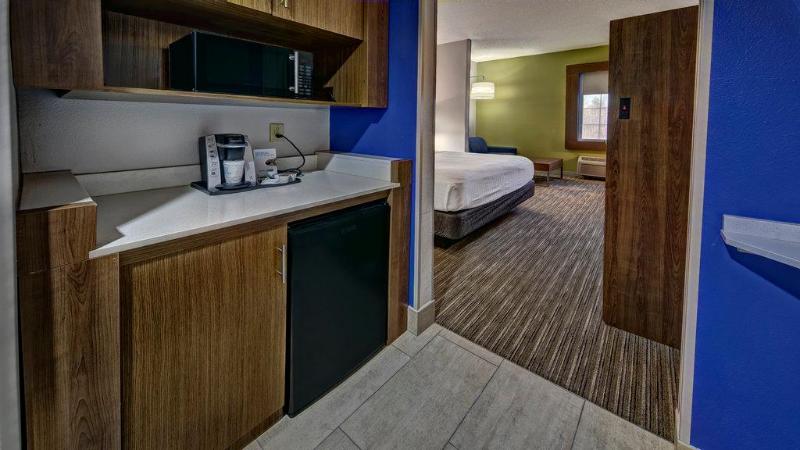 带大床的套房, Holiday Inn Express & Suites Crossville, An Ihg