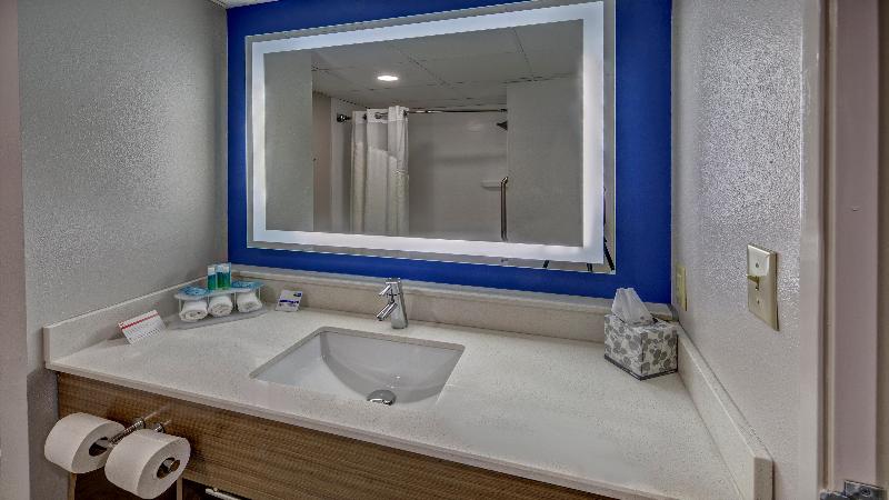 带大床的套房, Holiday Inn Express & Suites Crossville, An Ihg