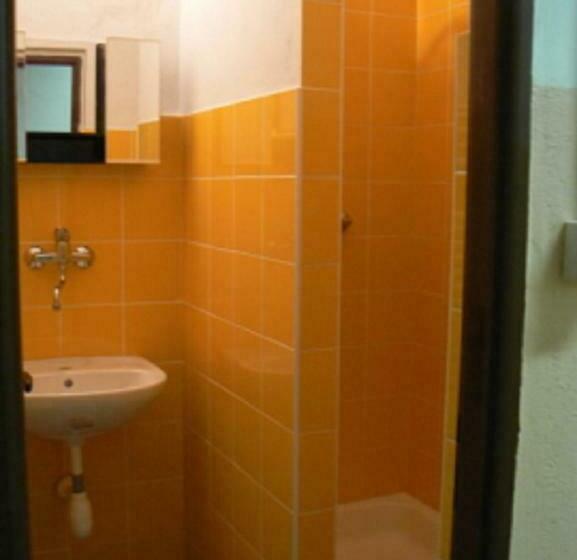 اتاق استاندارد با سرویس بهداشتی مشترک, Hostel Modrá